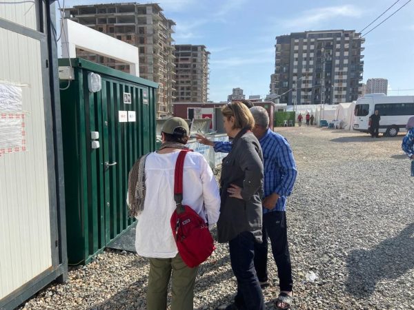 Saha Ekibi Depremzedelerden Kabin ile İlgili Bilgi Alırken – Antakya Otogar Yanı/Eski Fuar Alanı Çadır Alanı