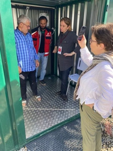 Saha Ekibi Depremzedelerden Kabin ile İlgili Bilgi Alırken – Antakya Otogar Yanı/Eski Fuar Alanı Çadır Alanı