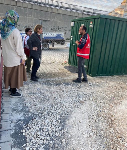 Rampa Kurulmuş Olmasına Rağmen Tekerlekli Sandalye ile Erişimi Kabin Çevresindeki Elverişsiz Zemin Nedeni ile Zor olan Kabin Örneği – Narlıca 1 Çadırkent