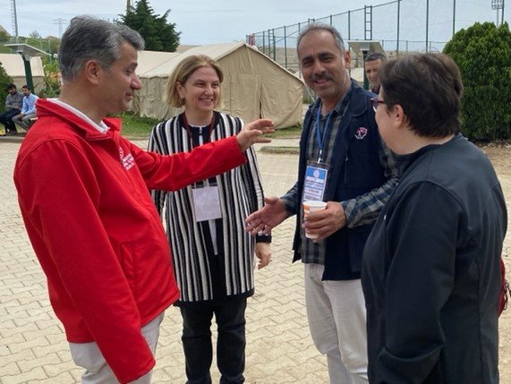 Saha Ekini WC-Duş Kabinini Kontrol Ederken ve Çadırkent Sorumlusundan Bilgi Alırken – Avşar 5 Çadır Kent