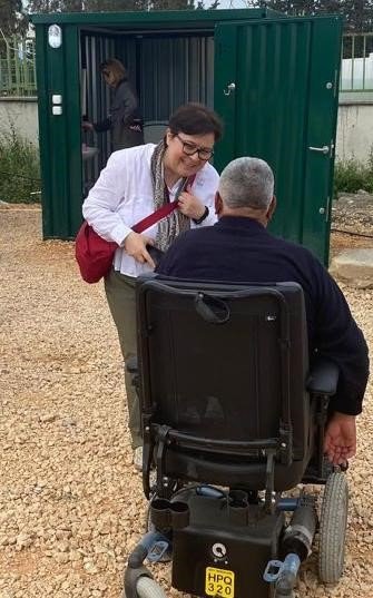 Saha Ekibi WC-Duş Kabinlerini Kullanan Depremzedelerden Bilgi Alırken